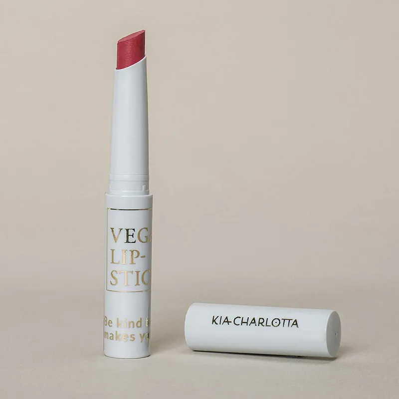 Neue Ware Kia-Charlotta , Veganer Lippenstift Beyond Fear (Rubinrot) 1,8g